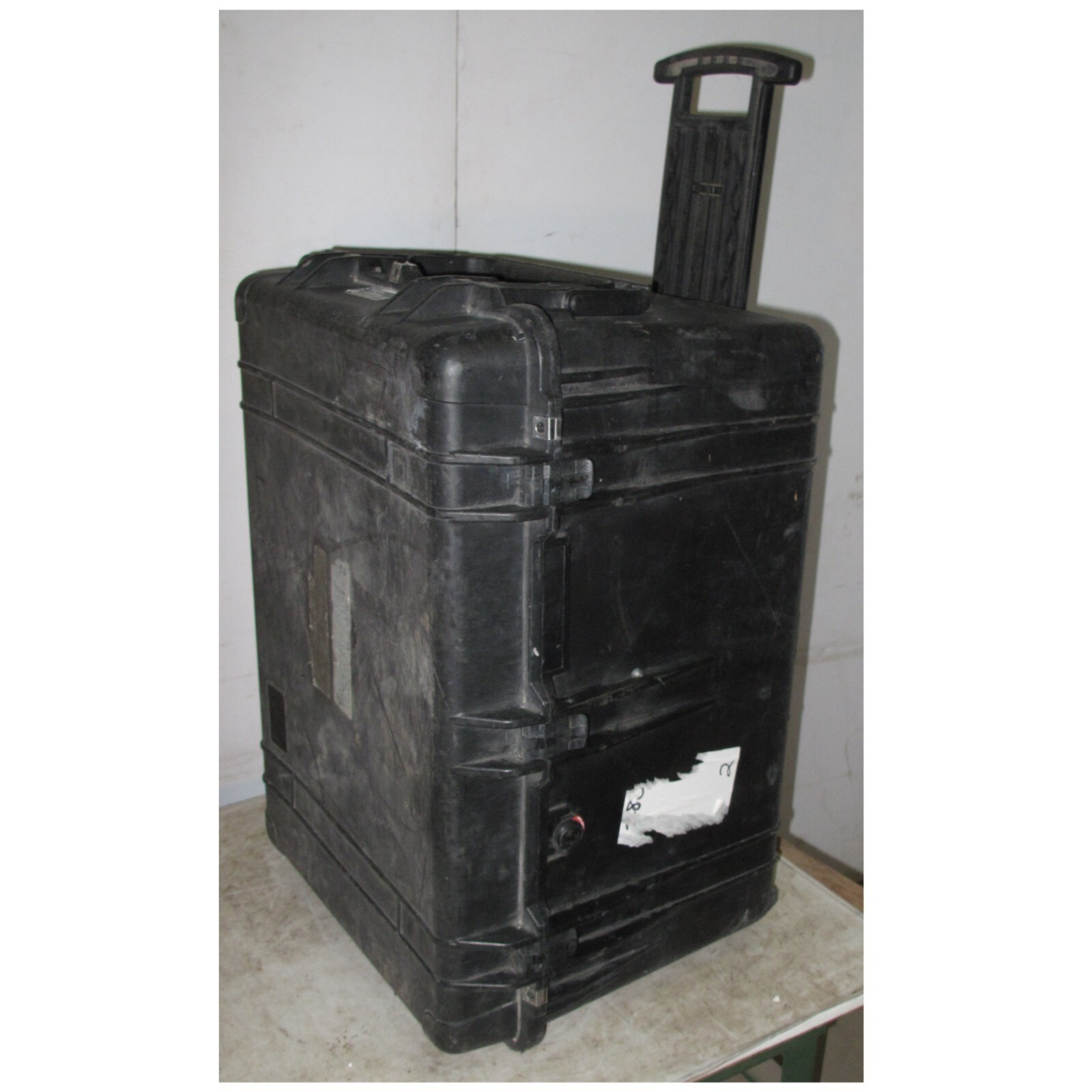Pelican Case Protector 1660 32x23x20 OD 28x19x17 ID Wheels Pull Out Handle Black