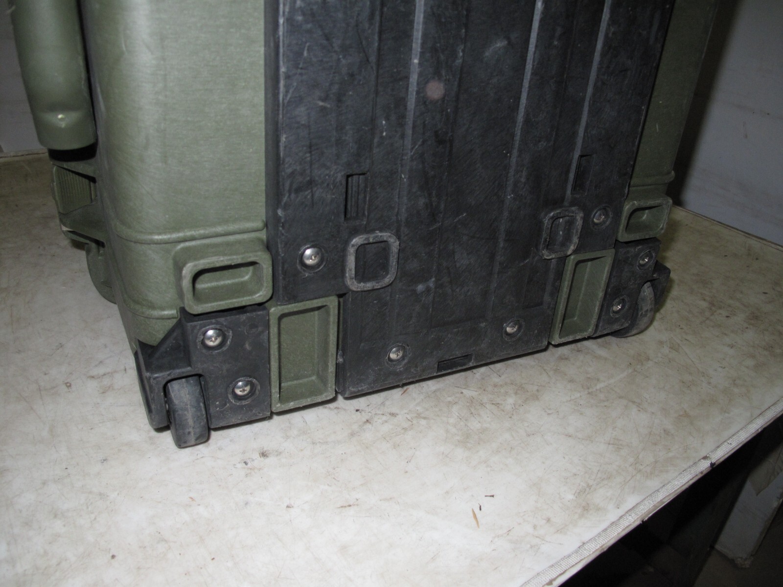 Pelican Protector 1560 Case 23x18x11 OD 19x15x9 ID Wheels PullOut Handle Damaged